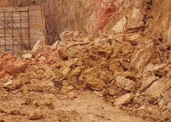 Trabalhador fica com parte do corpo soterrada após deslizamento em Jaraguá do Sul