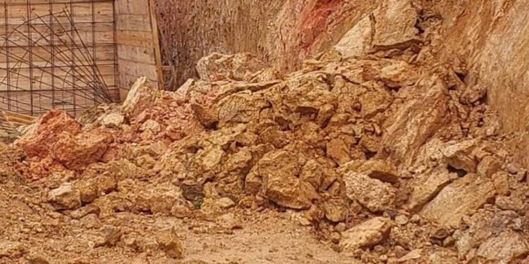 Trabalhador fica com parte do corpo soterrada após deslizamento em Jaraguá do Sul