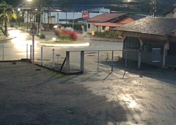 [Vídeo] Carro ‘rampa’ em rotatória e ‘voa’ em Jaraguá do Sul