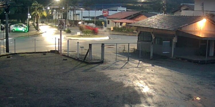 [Vídeo] Carro ‘rampa’ em rotatória e ‘voa’ em Jaraguá do Sul