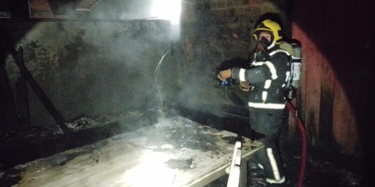 Filhote de gato é resgatado atrás de fogão durante incêndio em Araquari