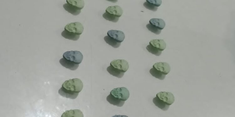 Adolescente é flagrado em festa rave com 45 comprimidos de ecstasy, em Jaraguá