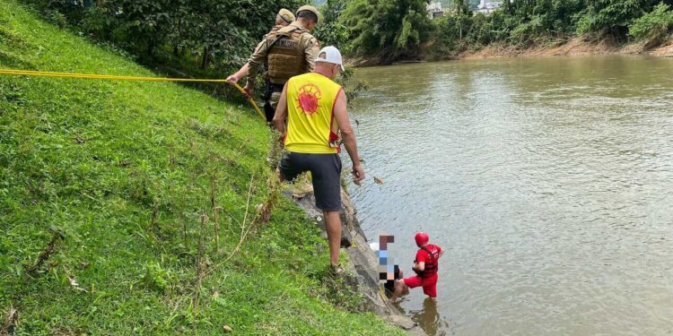 [Urgente] Bombeiros socorrem homem que caiu da ponte em Jaraguá do Sul