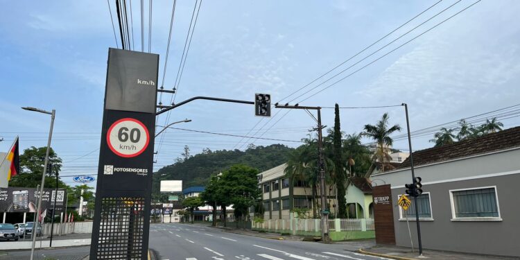 [Fotos] Novo semáforo é instalado na Waldemar Grubba em Jaraguá do Sul