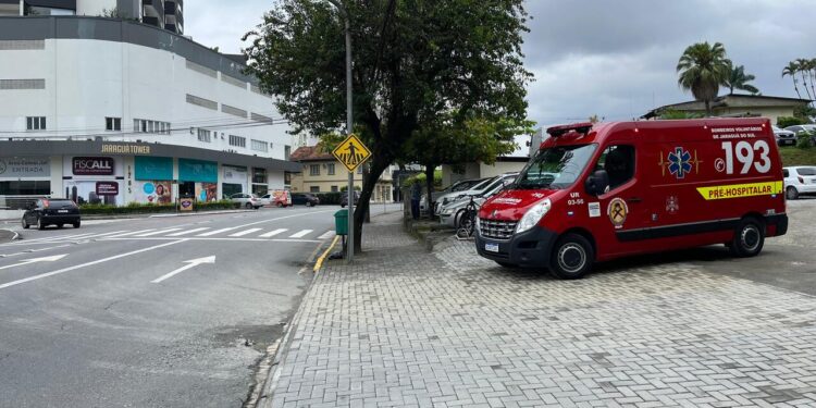 Criança de 4 anos é atropelada no centro de Jaraguá do Sul
