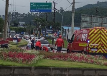 Motociclista fica ferida após acidente em Jaraguá do Sul