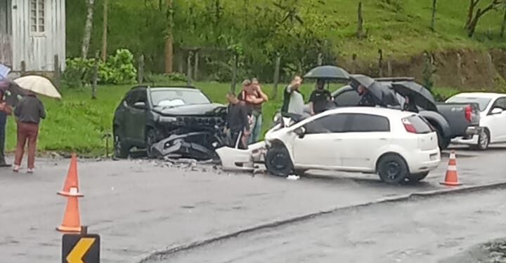 Mulher morre após acidente na SC-110, entre Pomerode e Jaraguá do Sul