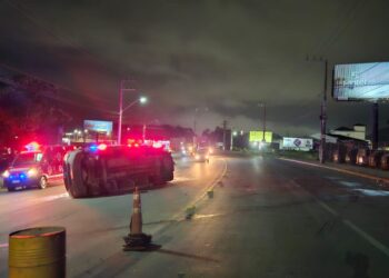 [Fotos] Van tomba após colisão com carro na BR-280, em Guaramirim