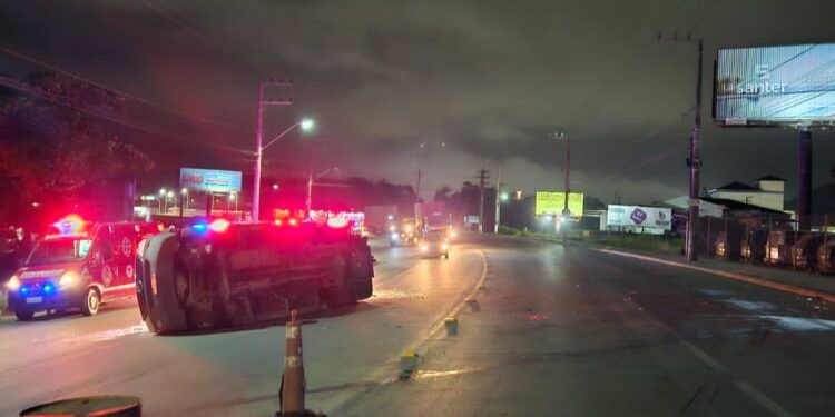 [Fotos] Van tomba após colisão com carro na BR-280, em Guaramirim