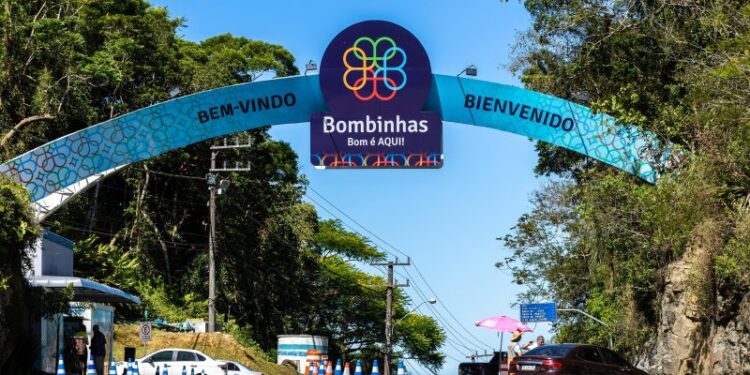 Bombinhas volta a cobrar taxa para visitantes entrarem na cidade
