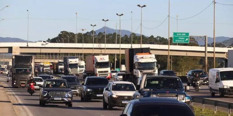 Para amenizar trânsito no verão, trecho da BR-101 em SC ganhará ‘terceira faixa’