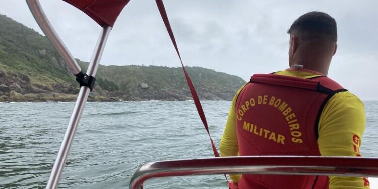 Bombeiros reiniciam buscas por morador de Jaraguá desaparecido no mar