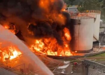 [Vídeo] Fumaça tóxica se espalha no Oeste de SC após incêndio em distribuidora de combustível