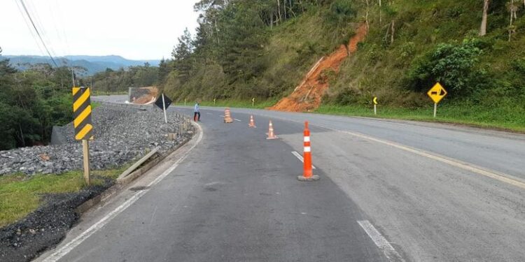 Obras emergenciais na BR-280 afetam trânsito na Serra de Corupá