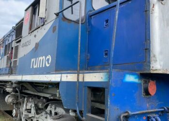 Mulher é socorrida após acidente entre carro e trem em Corupá