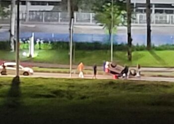 Carro capota após atingir rotatória em Jaraguá do Sul