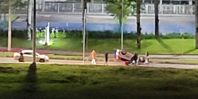 Carro capota após atingir rotatória em Jaraguá do Sul