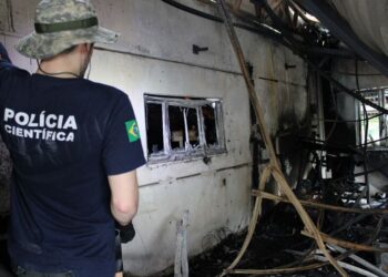 Polícia Científica faz perícia em local de incêndio após denúncias de crime em Jaraguá do Sul