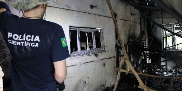 Polícia Científica faz perícia em local de incêndio após denúncias de crime em Jaraguá do Sul