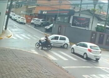 [Vídeo] Motorista procura por motociclista após acidente em Jaraguá do Sul