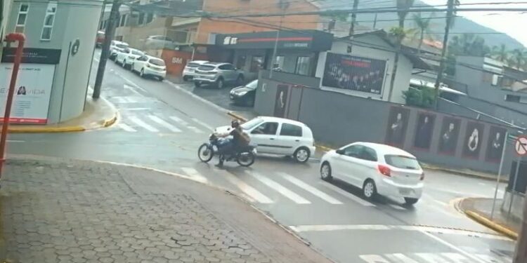 [Vídeo] Motorista procura por motociclista após acidente em Jaraguá do Sul