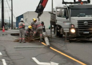 [Fotos] Veículo bate em poste e motorista foge em Jaraguá do Sul