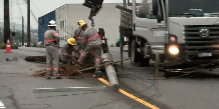 [Fotos] Veículo bate em poste e motorista foge em Jaraguá do Sul