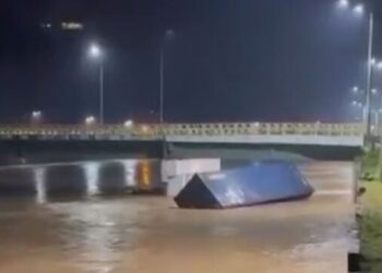 [Vídeo] Contêiner é arrastado por correnteza de rio em Brusque