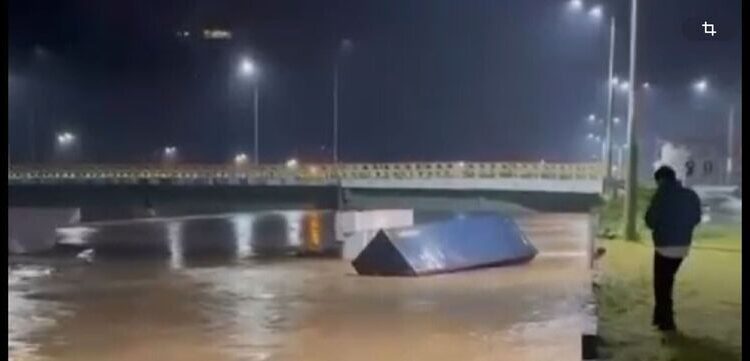 [Vídeo] Contêiner é arrastado por correnteza de rio em Brusque