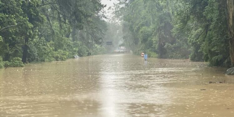 BR-470 tem interdições após alagamentos e quedas de barreira em SC