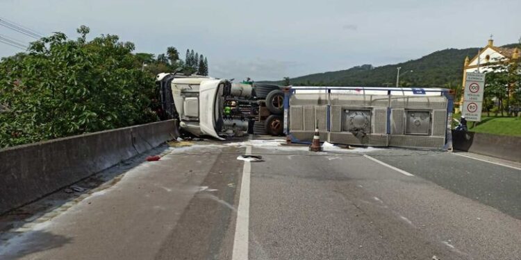 BR-101 fica interditada após tombamento de veículo com carga perigosa