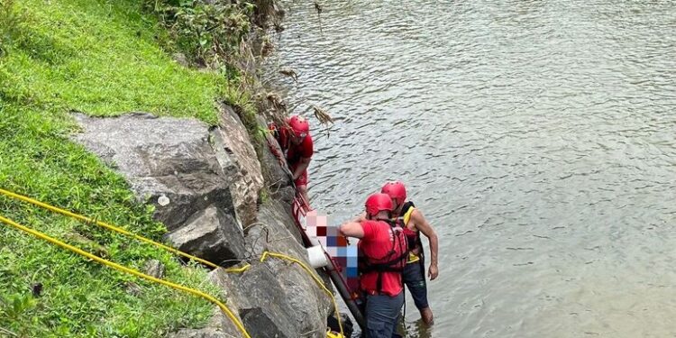 Após 40 minutos, homem que caiu de ponte em Jaraguá é retirado do rio