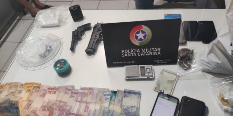 Homem é preso por tráfico em Guaramirim e PM recupera diversos materiais furtados