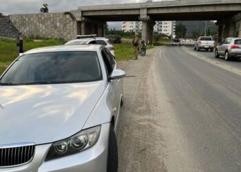 Motorista de BMW faz manobras perigosas e é detido após desacatar policiais em Jaraguá