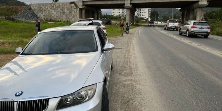 Motorista de BMW faz manobras perigosas e é detido após desacatar policiais em Jaraguá