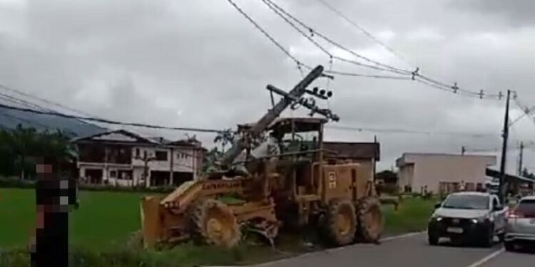 [Vídeo] Patrola bate em poste em Guaramirim
