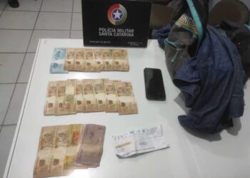 Homem furta cheque, dinheiro e jaqueta jeans e é preso em Jaraguá do Sul