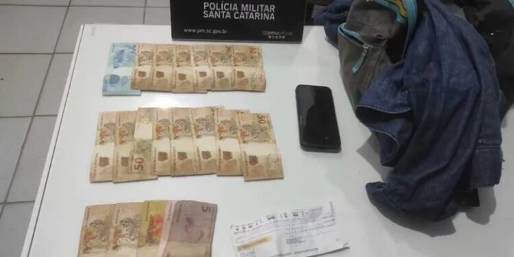 Homem furta cheque, dinheiro e jaqueta jeans e é preso em Jaraguá do Sul