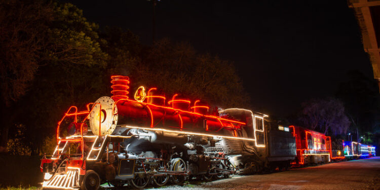 Maria Fumaça com iluminação natalina vai passar na região