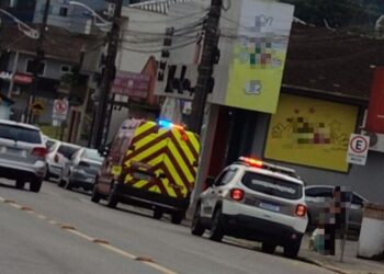 Mulher fica ferida após acidente entre carro e moto em Guaramirim 