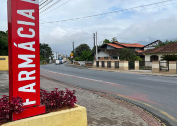 Idoso pede ajuda em farmácia após ser agredido, em Jaraguá do Sul