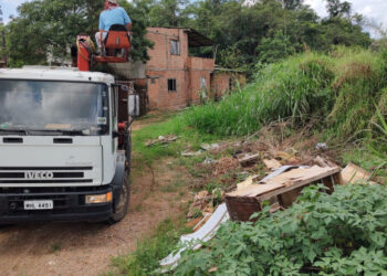 Prefeitura faz a limpeza de lixão em terreno baldio em Jaraguá do Sul