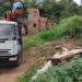 Prefeitura faz a limpeza de lixão em terreno baldio em Jaraguá do Sul