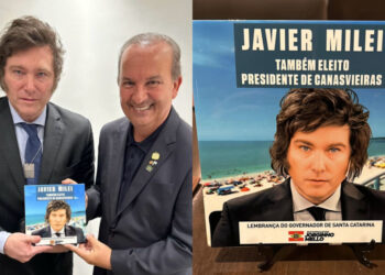 Jorginho entrega placa para Milei “Presidente de Canasvieiras”
