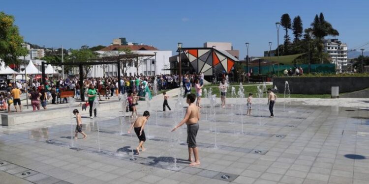 Confira os dias e horários de funcionamento da Fonte interativa da Praça Ângelo Piazera, em Jaraguá do Sul