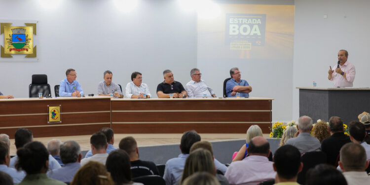 [Vídeo] Governador assina projeto de revitalização da SC-108 e garante entrega da BR-280 até abril de 2024: “Este é o objetivo”