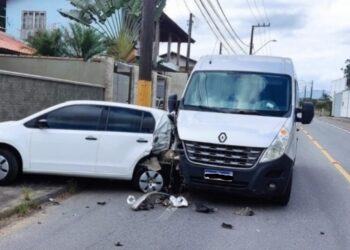 Motorista sofre mal súbito e colide em veículo estacionado em Jaraguá do Sul
