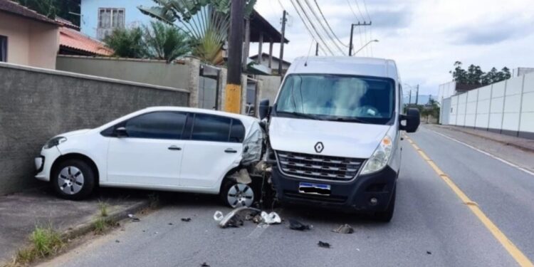 Motorista sofre mal súbito e colide em veículo estacionado em Jaraguá do Sul