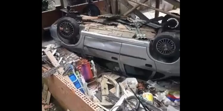 [Vídeo] Carro desgovernado atinge casa em Jaraguá do Sul