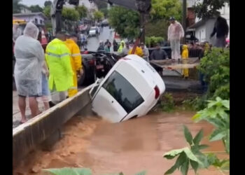 [Vídeo] Homem morre após ter veículo arrastado durante fortes chuvas em SC